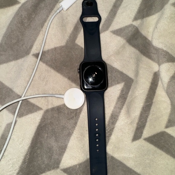 Black Apple SE watch , worn twice - Picture 5 of 8